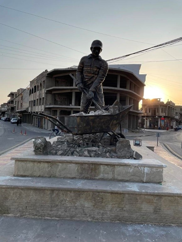 Statue celebrating the role of locals in rebuilding Mosul after its liberation.
